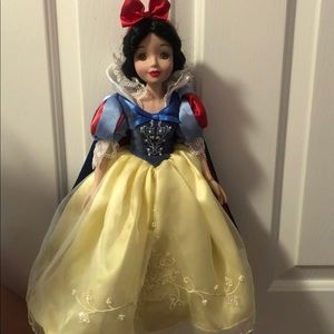 Disney Princess Snow White porcelain doll